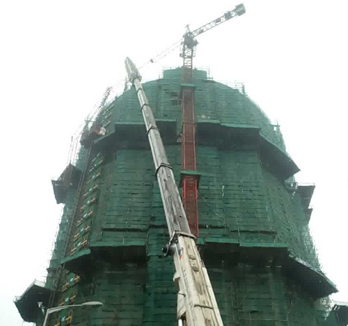 金门吊车在工地上作业